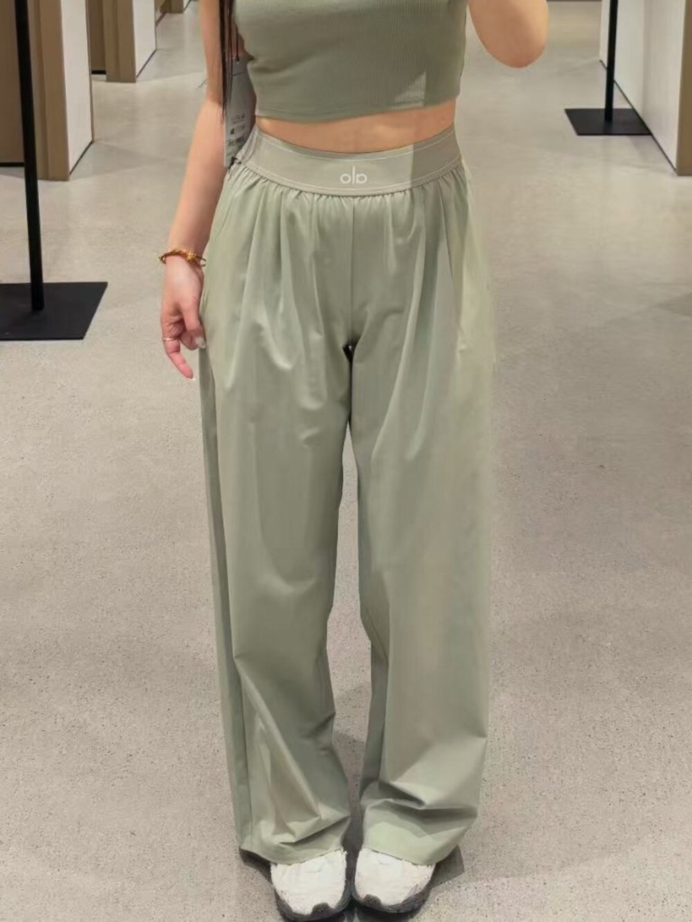NWT💚ALO Yoga Suit Up Trouser Dune Grass (Regular Limited)